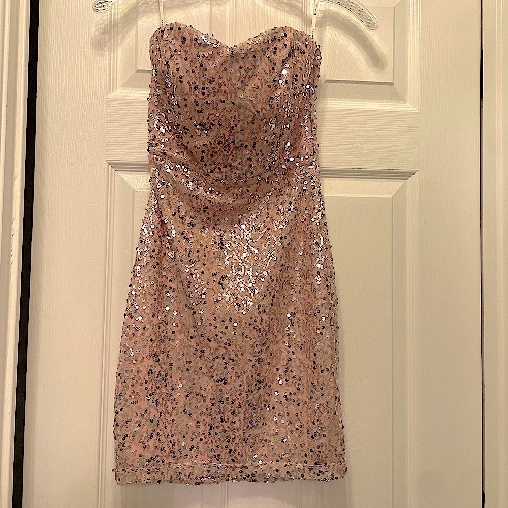 Never worn! Forever 21 sequin sweetheart mini dress in light pink w/zipper.